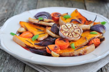 Bir soğan, havuç, sarımsak, biberiye, fesleğen ve pembe tuz ile pişmiş kabak