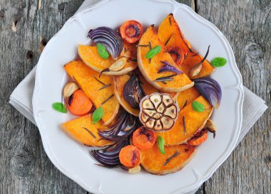 Bir soğan, havuç, sarımsak, biberiye, fesleğen ve pembe tuz ile pişmiş kabak