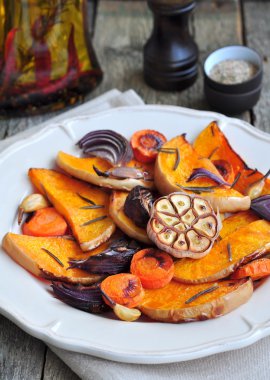 Bir soğan, havuç, sarımsak, biberiye, fesleğen ve pembe tuz ile pişmiş kabak