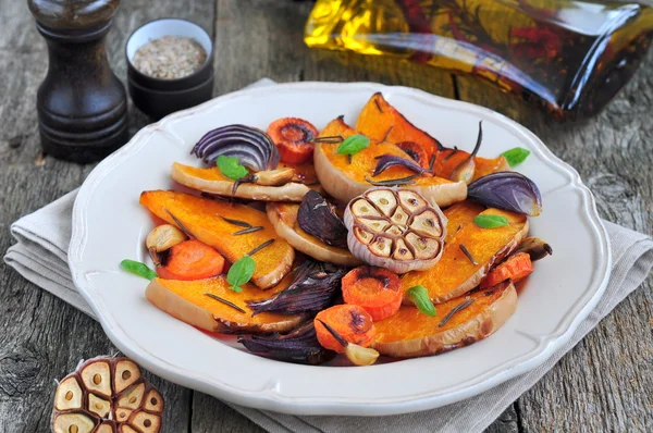 Гарбуз запечений з цибулею, морквою, часником, розмарином, базиліком та рожевою сіллю — стокове фото