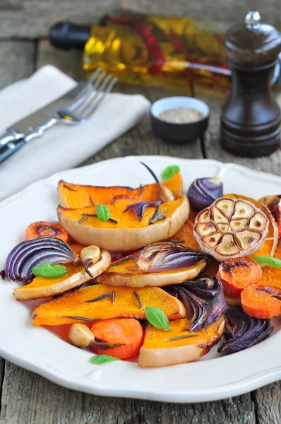 Гарбуз запечений з цибулею, морквою, часником, розмарином, базиліком та рожевою сіллю — стокове фото