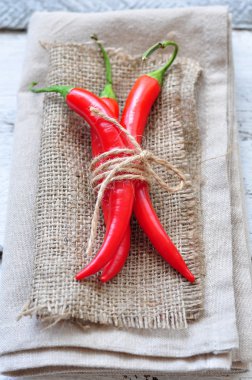 Keten doku ve ahşap masa, baharat biber biber