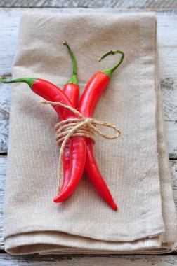 Keten doku ve ahşap masa, baharat biber biber