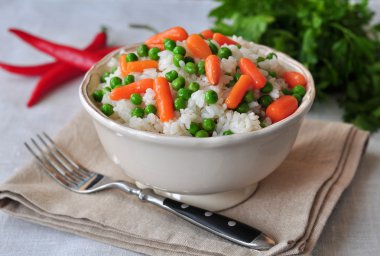 Bir bezelye ve havuç ile vejetaryen pirinç