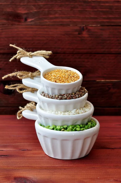 나무 테이블에 콩 씨앗의 종류 — 스톡 사진