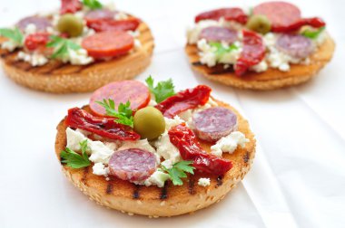 Kurutulmuş domatesli, biberli ve ricotta tost