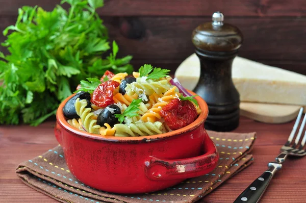 Salada de macarrão com tomates secos, óleo de trufa e queijo parmesão — Fotografia de Stock