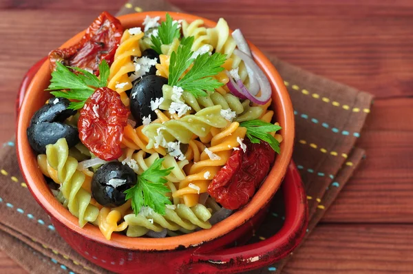 Pastasalade met gedroogde tomaten, truffel olie en Parmezaanse kaas — Stockfoto