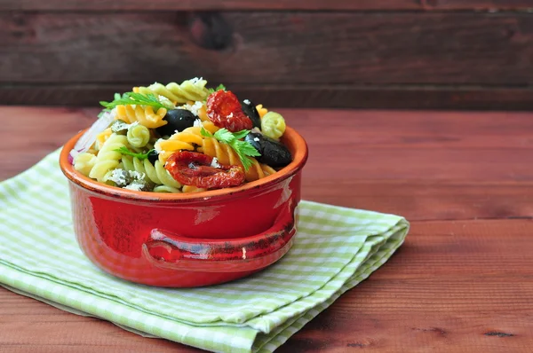 Ensalada de pasta con tomates secos, aceite de trufa y queso parmesano — Foto de Stock