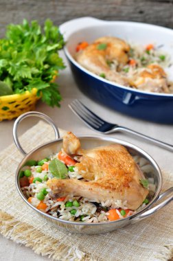 Yabani pirinç, bezelye ve havuç ile ızgara tavuk