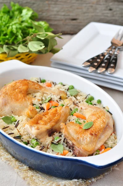 Gegrilde kip met wilde rijst, erwt en wortel — Stockfoto