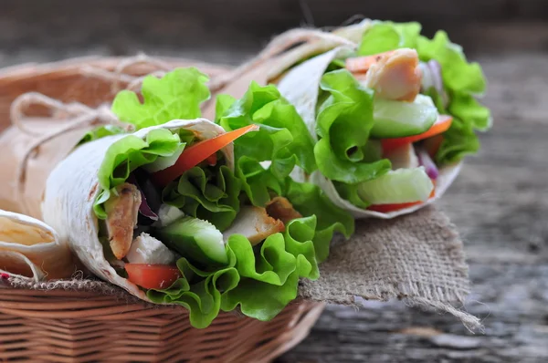 Verduras frescas em pão de pita, com o frango fervido, azeitonas e queijo Feta — Fotografia de Stock