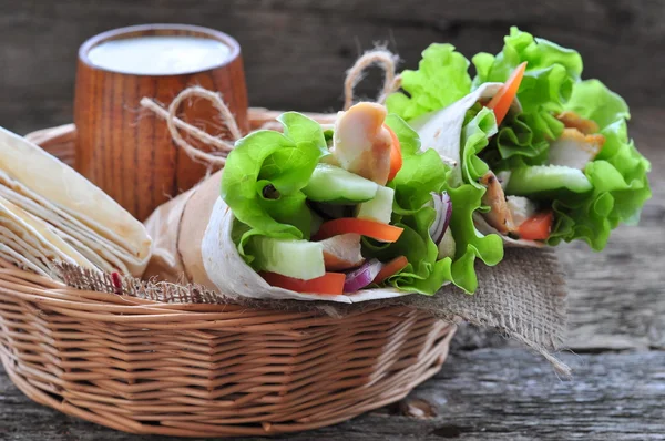 Świeże warzywa w chleb pita, gotowany kurczak, oliwki i ser Feta — Zdjęcie stockowe
