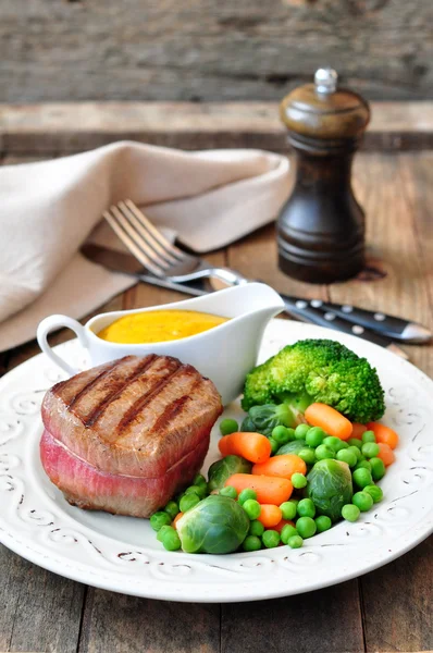 Rebanadas de carne jugosa con guisantes, brócoli y zanahoria —  Fotos de Stock