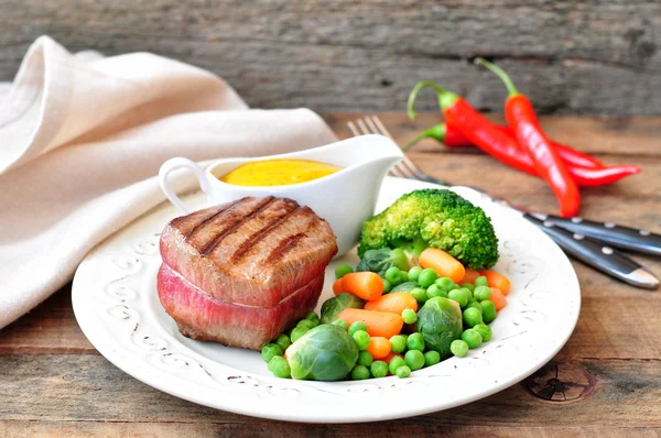 Rebanadas de carne jugosa con guisantes, brócoli y zanahoria —  Fotos de Stock