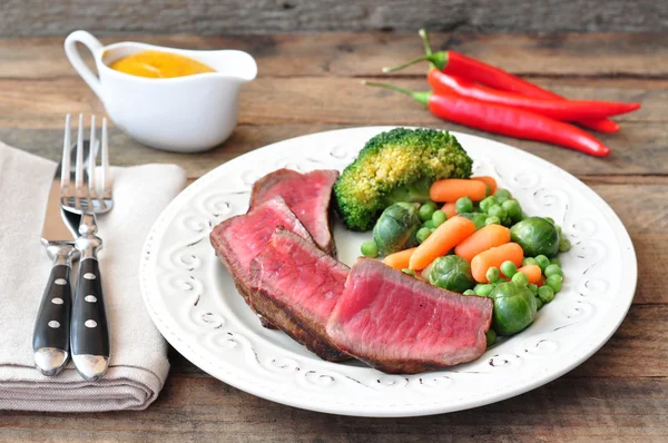 Juicy steak slices with a peas, broccoli and carrot — Stock Photo, Image