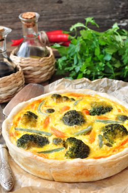 Brokoli, bezelye, havuç ve peynir ile sebze turta tart.