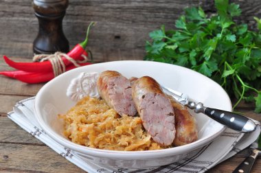 Haşlanmış lahana ile sulu kavrulmuş Bavyera sosis