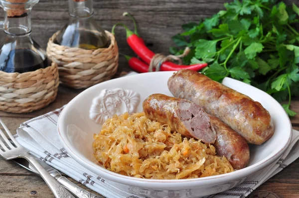 Juicy Roasted Bavarian sausages with the stewed cabbage — Stock Photo, Image