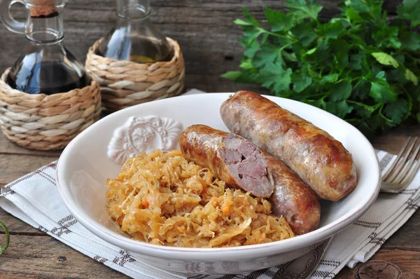 Juicy Roasted Bavarian sausages with the stewed cabbage — Stock Photo, Image