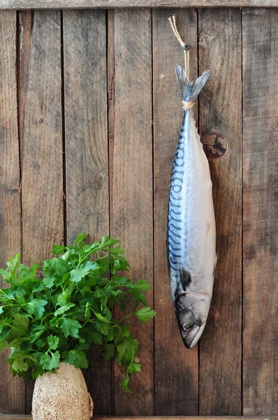 Pescado crudo sobre un fondo de madera — Foto de Stock