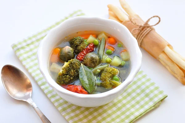 Minestra vegetariana con broccoli, cavolo di Bruxelles, carota, piselli e olio d'oliva — Foto Stock