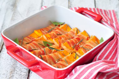 Kabak parçaları bir pastırma biberiye ve sıcak biber ile pişmiş olan