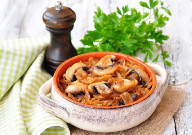 Mantar ve domates sos vejetaryen haşlanmış lahana