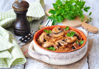 Mantar ve domates sos vejetaryen haşlanmış lahana