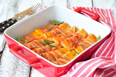 Kabak parçaları bir pastırma biberiye ve sıcak biber ile pişmiş olan