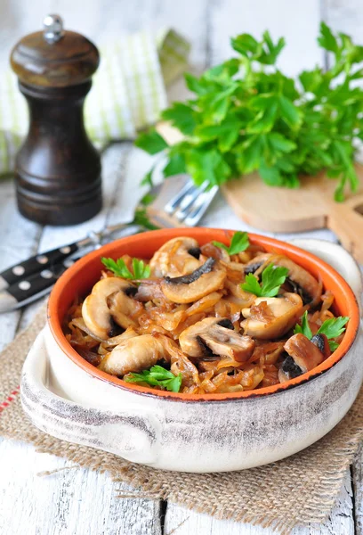 Vegetarische gestoofde kool met champignons en tomatensaus — Stockfoto