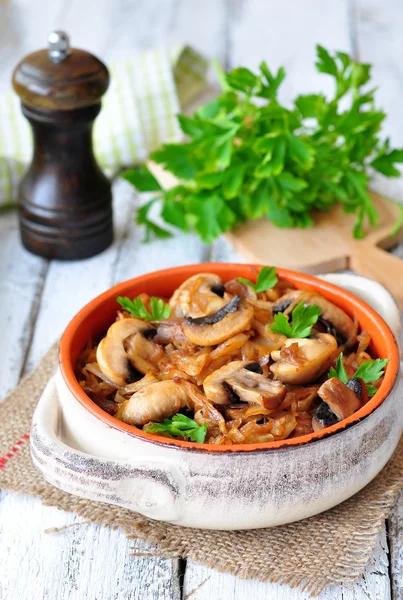 Col estofada vegetariana con champiñones y salsa de tomate —  Fotos de Stock