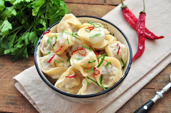 Dumplings e salsa - pelmeni russo - ravioli italiano - em placa branca — Fotografia de Stock