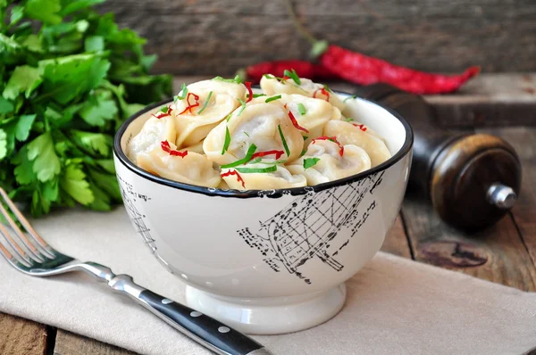 만 두와 파 슬 리-러시아어 pelmeni-이탈리아어 라비 올 리-흰색 접시에 — 스톡 사진