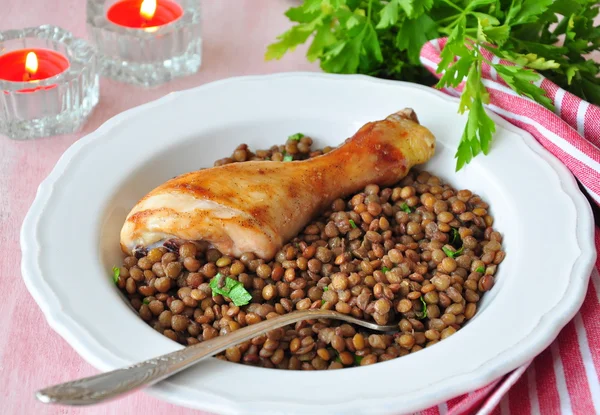 Pollo a la parrilla con lentejas, aceite de oliva y perejil — Foto de Stock