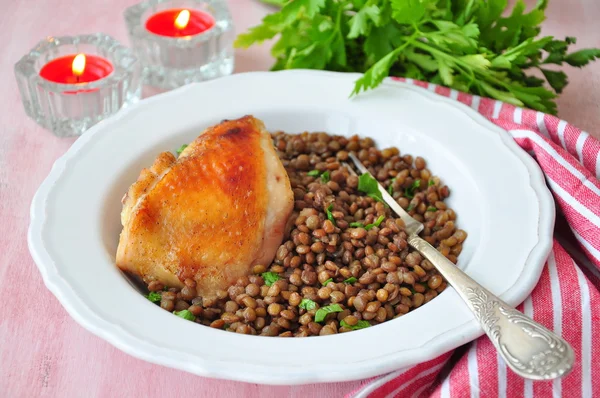 Gegrilde kip met linzen, olijfolie en peterselie — Stockfoto