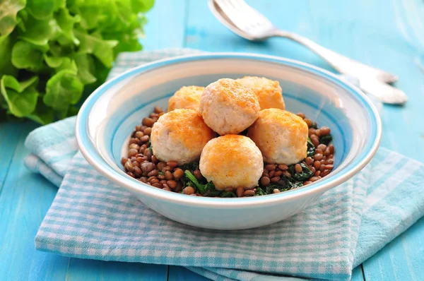 Lentille aux épinards et boulettes de viande d'une dinde — Photo