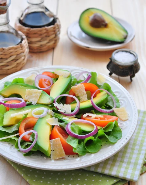 Ensalada fresca con tomates, lechuga, cebolla, aguacate y queso parmesano —  Fotos de Stock