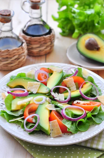 Salada fresca com tomate, alface, cebola, abacate e queijo parmesão — Fotografia de Stock