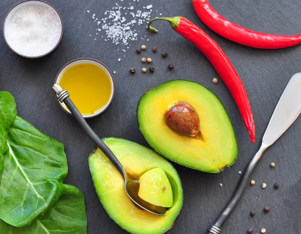 Frische Bio-Avocado, Chilipfeffer, Spinat, Meersalz, Olivenöl, — Stockfoto