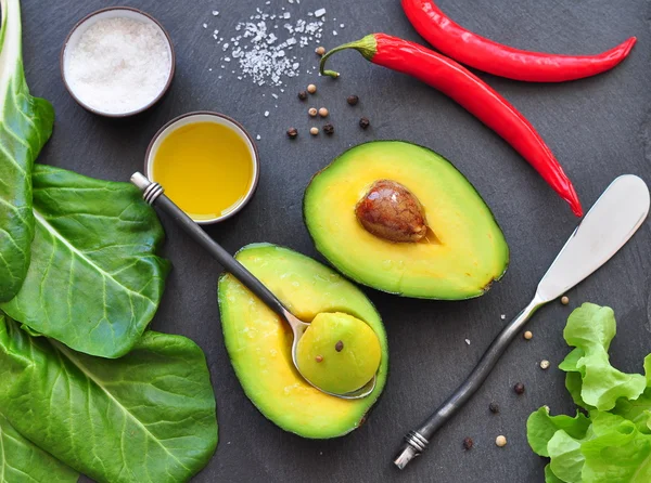 Verse organische avocado, chili peper, spinazie, zeezout, olijfolie, — Stockfoto