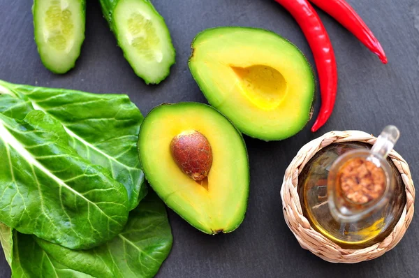 Verse organische avocado, chili peper, spinazie, zeezout, olijfolie, — Stockfoto