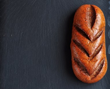 siyah zemin çavdar ekmeği