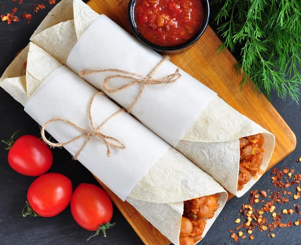 Burrito med köttfärs och röda bönor — Stockfoto