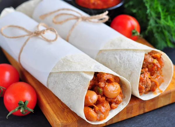 Burrito med köttfärs och röda bönor — Stockfoto