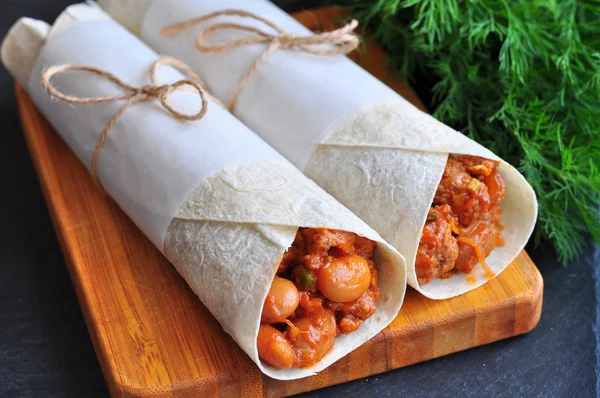 Burrito med köttfärs och röda bönor — Stockfoto