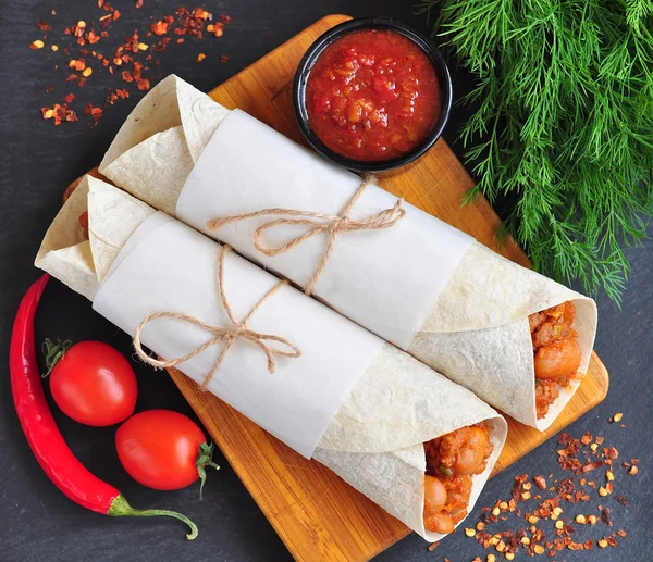 Burrito med köttfärs och röda bönor — Stockfoto