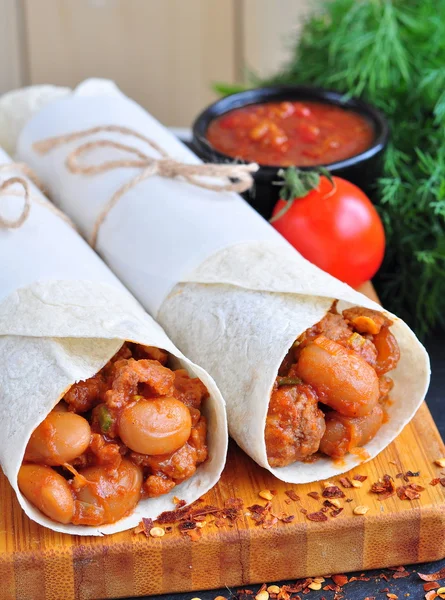 Burrito med köttfärs och röda bönor — Stockfoto