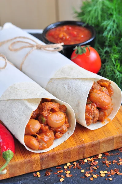 Burrito s mletým masem a červenými fazolemi — Stock fotografie