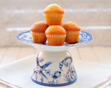 Beyaz zemin üzerine masada lezzetli kek